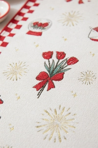 Detail van de tafelloper met rode tulpenboeket en rood-wit geblokte randpatronen