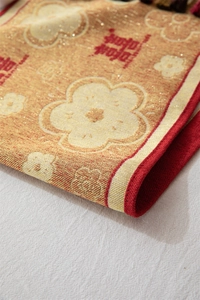 Detail van de rode bruiloft tafelloper met gouden dubbel geluk symbool en borduursel