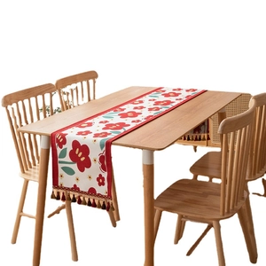 Bruiloft tafelloper met tulpenbloemenpatroon en decoratieve rood-groene kwastjes