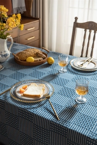 Détail du tapis de table bleu marine à carreaux géométriques avec des lignes blanches