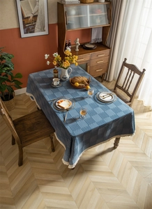 Vue détaillée d'une nappe à carreaux bleus avec bordure élégante en dentelle blanche