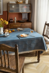 Détail de nappe jacquard à carreaux bleu marine avec dentelle crème et bords à franges