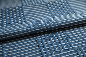 Gros plan détaillé du tissu jacquard bleu foncé avec surpiqûres géométriques blanches
