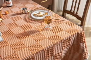 Gros plan d'une nappe tissée géométrique orange et blanche avec d'élégantes franges