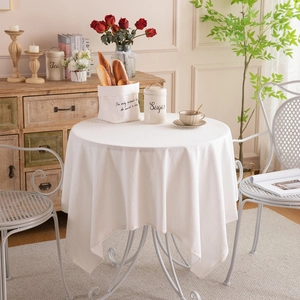 Tovaglia rotonda minimalista in cotone bianco con drappeggio naturale per decori moderni