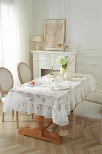 Détail de nappe en dentelle française à motifs floraux et bords à volants fins