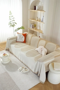 Gros plan du jeté de canapé en chenille avec motifs d'arches et détails de franges