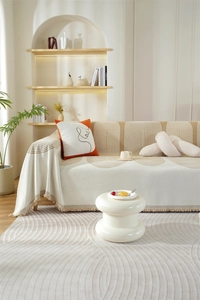 Détail de la housse de canapé en chenille avec motifs géométriques et franges