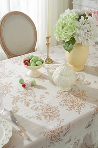 Détail de la nappe à imprimé floral et papillon avec d'élégants bords à volants chic