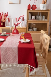 Primer plano del mantel de boda rojo con flecos blancos y diseño de rombos en jacquard