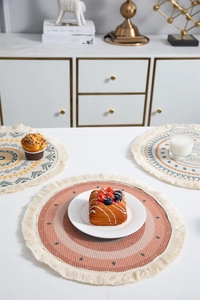 Gros plan de sets de table ronds bohèmes avec motifs mandala colorés et franges en coton