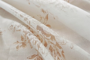 Détail d'une nappe en dentelle vintage française avec des motifs floraux café