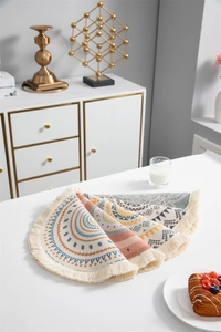 Détail de sets de table ronds bohèmes avec motifs géométriques colorés et franges