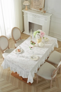 Détail de la nappe florale française avec bordure à volants élégante et texture douce et fine