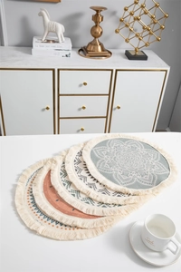 Détail de sets de table bohèmes ronds tissés avec franges et motifs mandalas