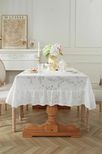 Détail de la nappe vintage française en jacquard floral avec bordures à volants élégants