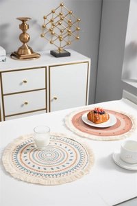 Gros plan détaillé de sets de table bohèmes en coton avec motifs ethniques et franges