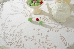 Gros plan sur la nappe en dentelle florale vintage aux motifs jacquard et volants élégants