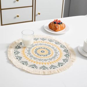 Set de table rond bohème avec pompons et motifs géométriques soleil en jaune et gris