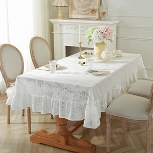 Nappe française avec imprimés floraux et bordures à volants pour décor de table