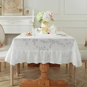 Nappe blanche style campagne française avec motifs de feuilles et bords à volants