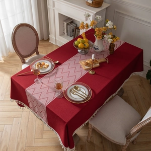 Mantel de jacquard rojo con patrón geométrico blanco y borlas para decoración de mesa hogar