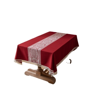 Mantel rectangular de jacquard rojo con motivos florales vintage y flecos blancos