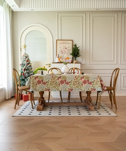 Nahaufnahme der Vintage-Jacquard-Tischdecke mit Blumenmustern und feinen Quasten