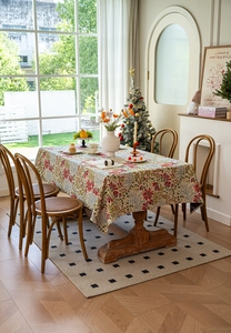 Nahaufnahme der Vintage-Jacquard-Tischdecke mit eleganten Quasten und Blumenmustern