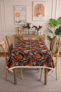 Detail einer Vintage-Jacquard-Tischdecke mit eleganten cremefarbenen Fransen