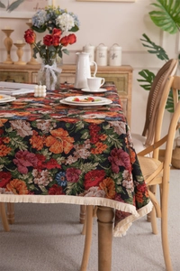 Detail der Vintage-Blumentischdecke mit Jacquard-Mustern und cremefarbenen Quastenborten