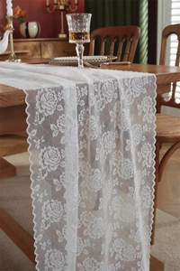 Detailansicht weißer Spitzen-Tischläufer mit Rosendekor und Wellenrand für Hochzeiten