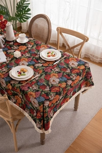 Detailansicht der Retro-Jacquard-Tischdecke mit Blumenmuster und cremefarbenen Fransen