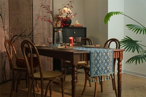 Dettaglio del runner da tavola jacquard con motivi geometrici blu e frange di nappe