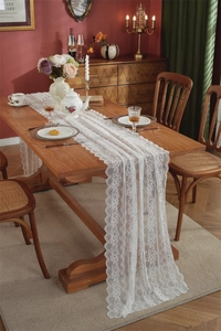 Nahaufnahme der eleganten weißen Tischläufer-Spitze mit floralen Mustern im Retro-Stil