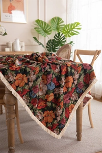 Nahaufnahme der Vintage-Jacquard-Tischdecke mit floralem Muster und Quastendetails