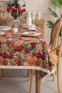 Detailansicht der Vintage-Jacquard-Tischdecke mit floralem Muster und Fransenrand