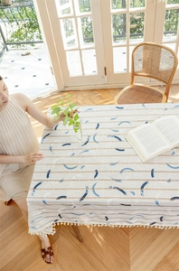 Detailansicht der Jacquard-Tischdecke mit blauen Aquarellmustern und weißen Fransenquasten