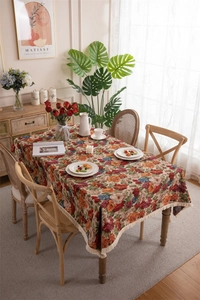 Detail der Vintage-Jacquard-Tischdecke mit Blumenmustern und Baumwollquasten