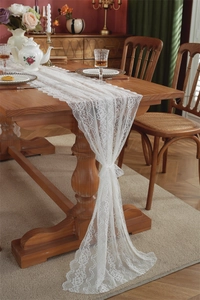 Detailansicht weißer Spitzen-Tischläufer mit Blumenstickerei und elegantem Faltenwurf