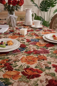 Detail der Vintage-Jacquard-Tischdecke mit floralem Muster und dekorativen Quasten