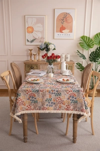 Detailansicht der Jacquard-Blumenmuster und Quasten am Vintage-Tischläufer