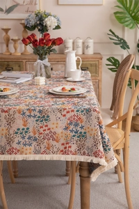 Detail der Vintage-Jacquard-Tischdecke mit floralem Muster und beigen Fransen