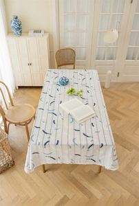 Nahaufnahme einer rechteckigen Tischdecke mit blauen abstrakten Mustern und Fransen