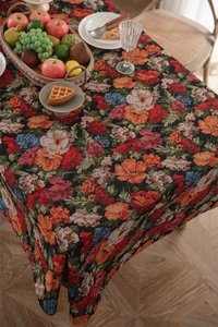 Detailaufnahme des Jacquard-Stoffs mit Blumen- Elsternmustern und Vintage-Quastenrand