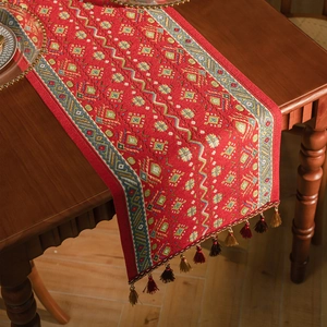 Runner da tavolo moderno in jacquard con motivi ondulati rossi e nappe colorate