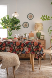 Detail einer Vintage Jacquard-Tischdecke mit dichtem Blumenmuster und eleganten Quasten