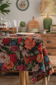 Detail der amerikanischen Retro-Jacquard-Tischdecke mit Fransen und dichter Blumenstruktur