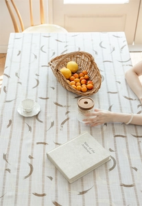 Detail der geometrisch gestreiften Jacquard-Tischdecke mit eleganten Quasten