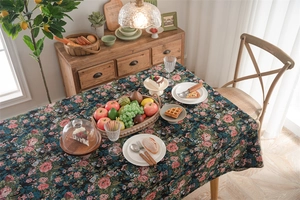 Detail der Vintage-Blumendecke mit Elstern-Jacquard-Muster und feinen Fransen